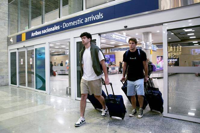 Les joueurs de rugby français Hugo Auradou et Oscar Jegou, à l’aéroport de Buenos Aires, le 27 août 2024.