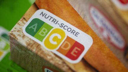 Une boîte de pizza surgelée affichant un Nutri-Score C, le 4 avril 2024, en Allemagne. (IMAGEBROKER / LILLY / MAXPPP)