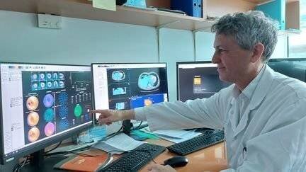 Avec cette nouvelle technique d'imagerie, le professeur Fabien Hyafil parvient à mieux détecter les anomalies du cœur. (SOLENNE LE HEN / FRANCEINFO / RADIO FRANCE)
