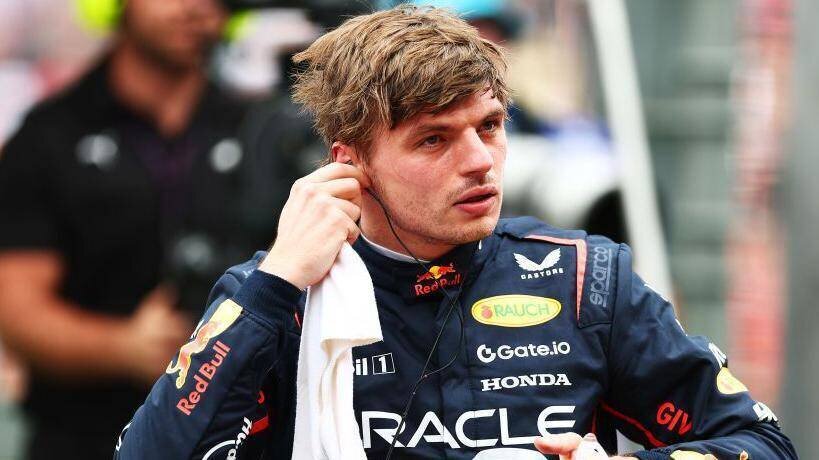 Max Verstappen rangeant ses écouteurs après la qualification à Melbourne