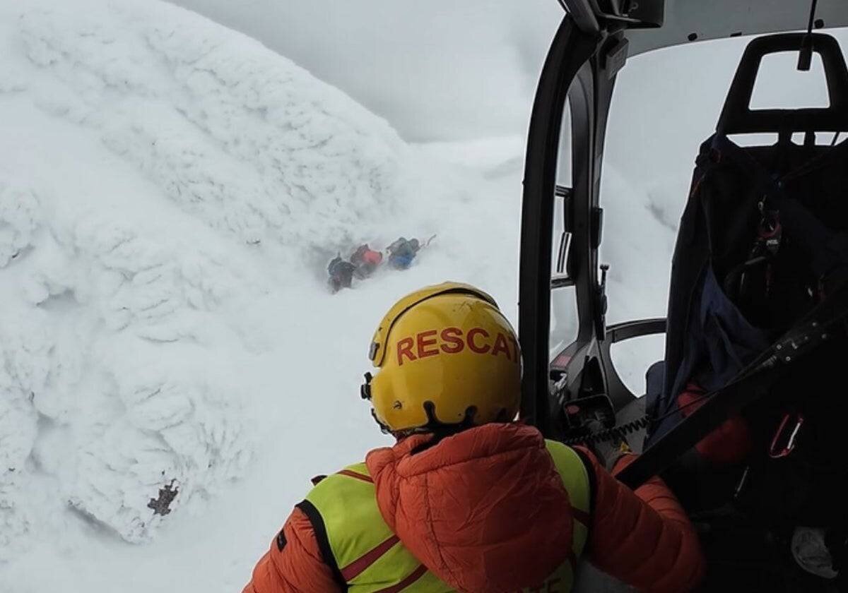 Un moment de la opération de rescate en el pico Curavacas (Palencia)