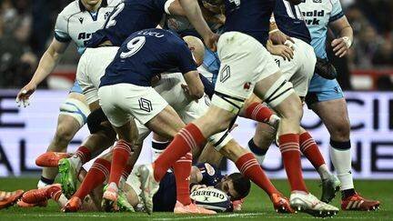 Thomas Ramos laisse le ballon à ses coéquipiers du XV de France lors du match décisif contre l'Ecosse.