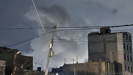 De la fumée s'échappe d'un quartier de Sanaa (Yémen) après des frappes, le 15 mars 2025. (MOHAMMED HAMOUD / ANADOLU / AFP)
