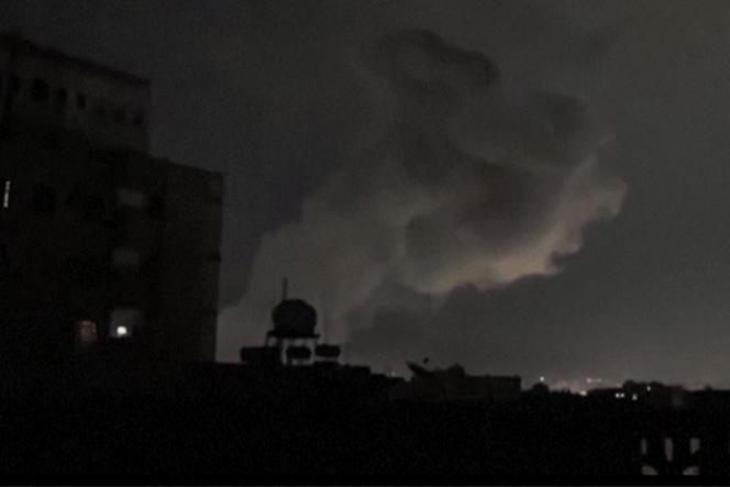 Un panache de fumée après une frappe sur la capitale du Yémen, Sanaa, le 15 mars 2025.