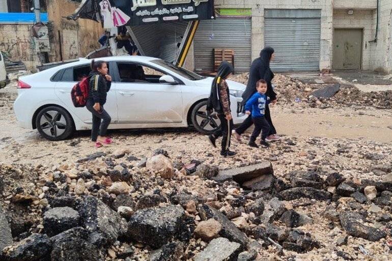 Élèves quittant l'école avec leurs familles au camp de Jenin après l'incursion.
