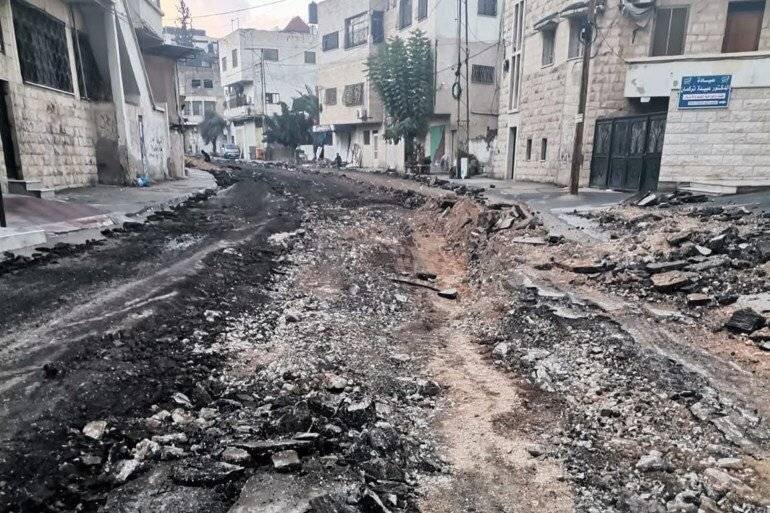Dégâts causés par les bulldozers israéliens dans les rues menant aux écoles.