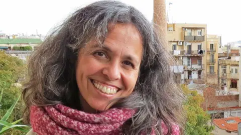 Coco souriante avec une écharpe blanche et rose