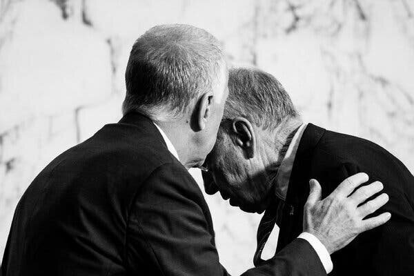 Thom Tillis en discussion avec Chuck Grassley.