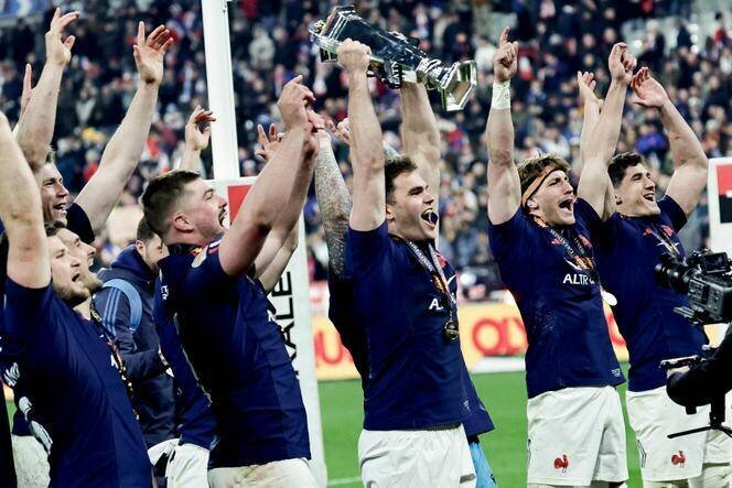 L’équipe de France de rugby après sa victoire contre l’Ecosse, en finale du Tournoi des six nations, au stade de France, à Saint-Denis (Seine-Saint-Denis), le 15 mars 2025.