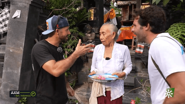 Pablo avec sa belle-mère balinaise dans l'émission 'Andalucía x el mundo'