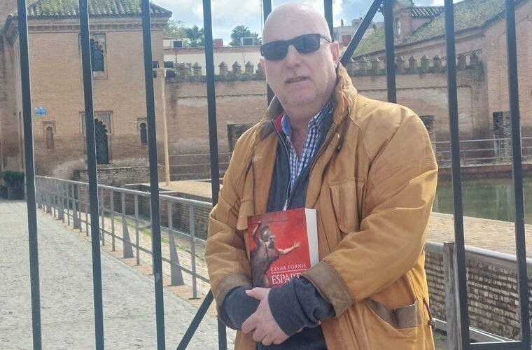Le catedrático César Fornis avec son nouveau livre