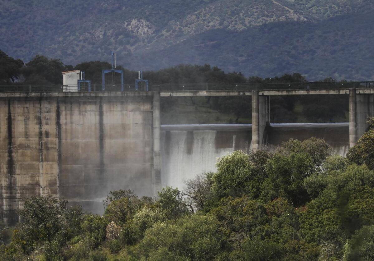 El Melonares desembalsa agua al llegar al 100 de su capacidad