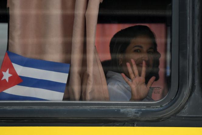 Un médecin cubain salue depuis l’intérieur d’un bus à l’arrivée à l’aéroport international de Palmerola (Honduras), le 27 février 2024.