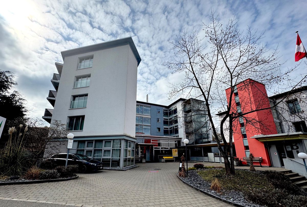 Bâtiment moderne avec chemin pavé