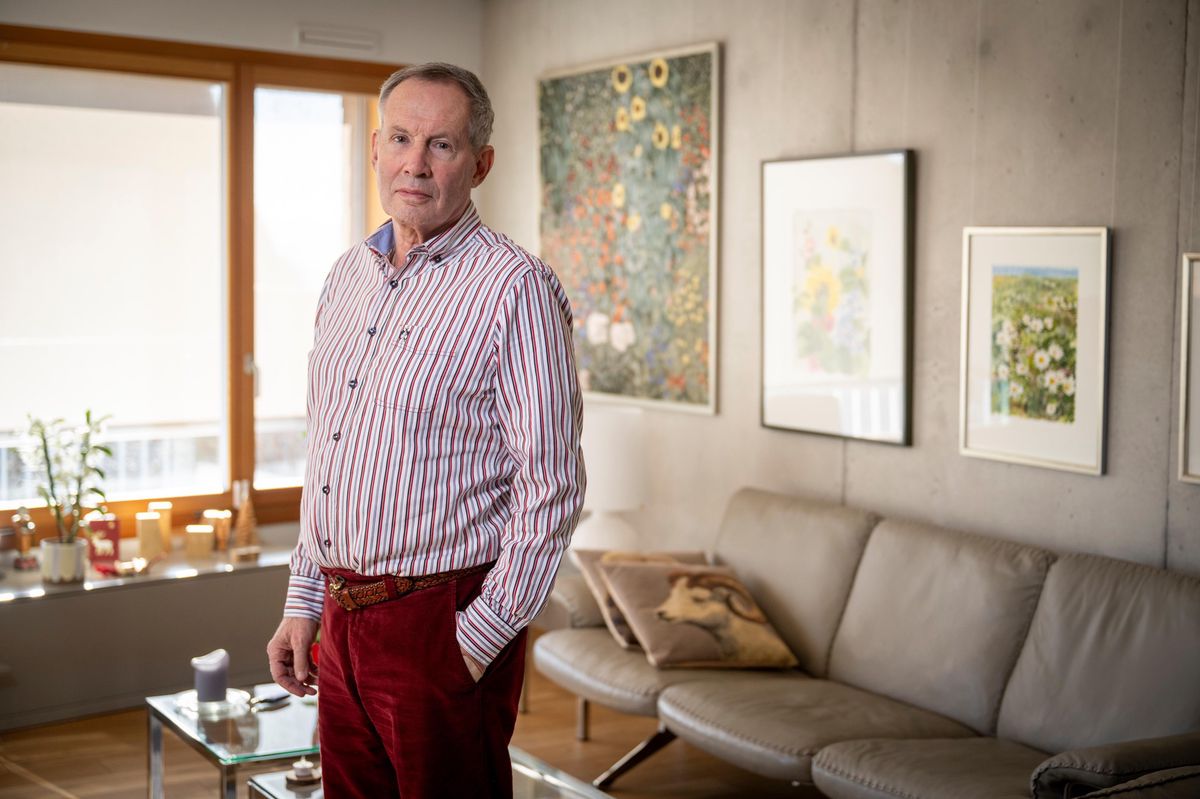 Kurt Erni dans son salon à Zumikon, entouré d'œuvres d'art.