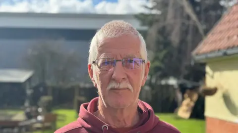 Jim Snell, un résident, devant l'entrepôt