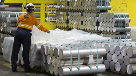 Un travailleur dans une usine d'aluminium au Canada