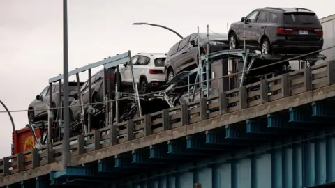 Nouveaux SUV traversant un pont entre le Canada et les États-Unis