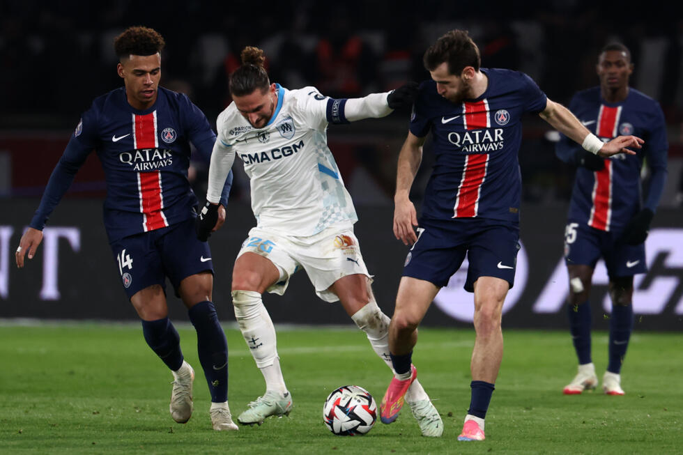 Le Marseillais Adrien Rabiot entouré de Désiré Doué et Khvicha Kvaratskhelia lors du match entre le PSG et l'OM (3-1) au Parc des Princes en clôture de la 26e journée de Ligue 1 le 16 mars 2025.
