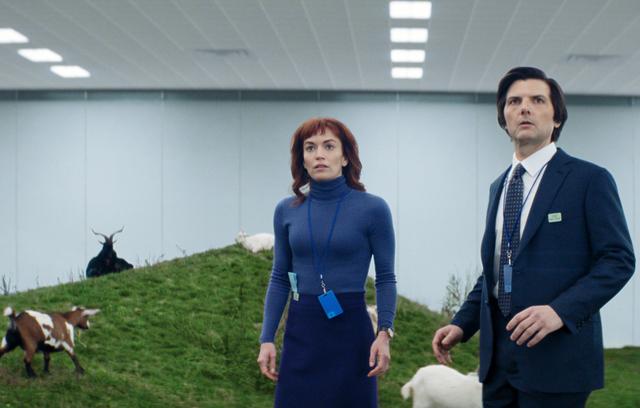 Helly R. (Britt Lower) et Mark S. (Adam Scott) dans Severance.
