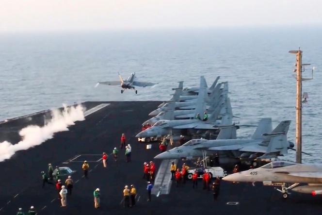 Un avion lancé depuis le porte-avions Harry-Truman en mer Rouge, le 15 mars 2025.