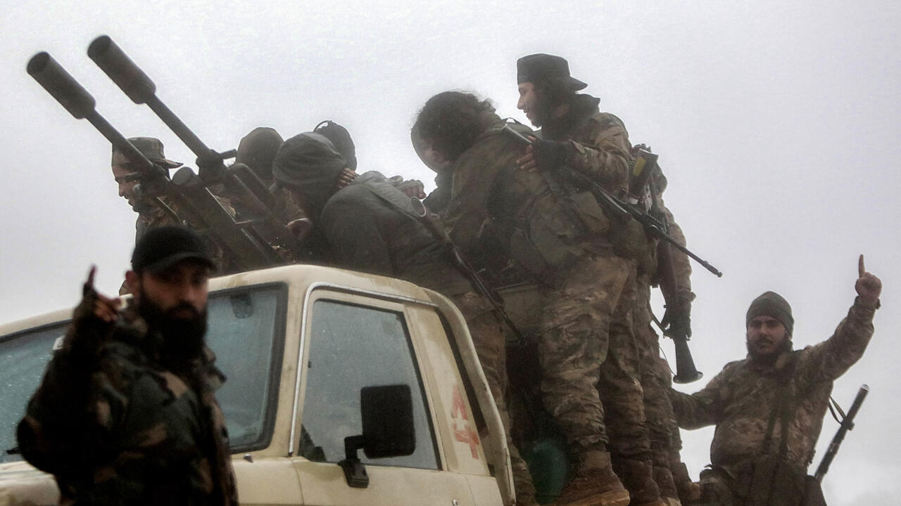 Des combattants fidèles au gouvernement syrien intérimaire se déploient près d'Al-Qusayr, dans l'ouest de la Syrie, le 10 février 2025.