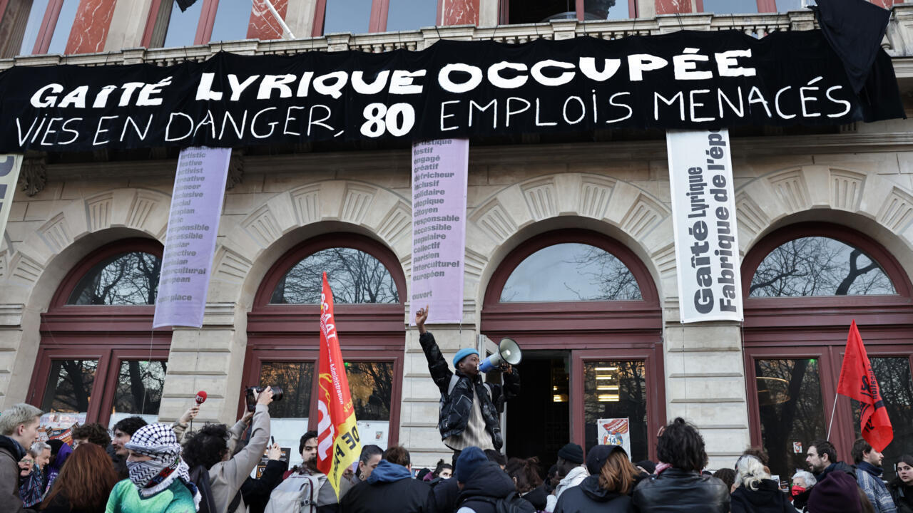 Manifestation lundi 17 mars 2025 devant la Gaîté lyrique à Paris, occupée depuis trois mois par des jeunes migrants, dont la préfecture de police a ordonné l'évacuation d'ici mardi.