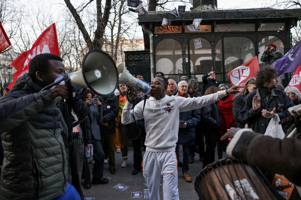 Des dizaines de personnes ont manifesté devant la Gaîté lyrique, lundi 17 mars 2025 à Paris.
