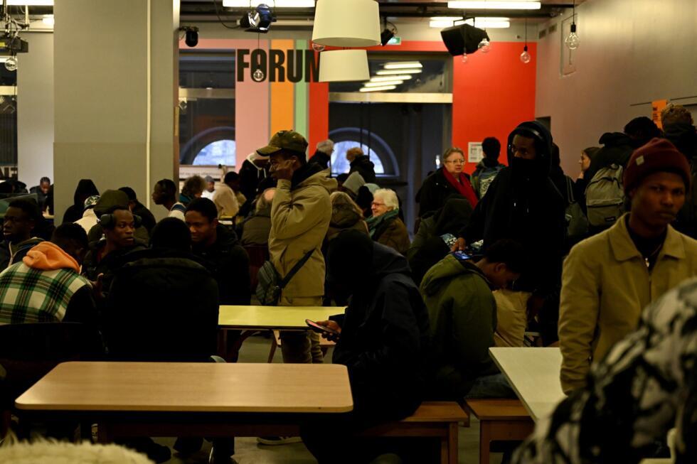 Des jeunes migrants occupent les locaux de la Gaîté lyrique à Paris, le 11 décembre 2024.