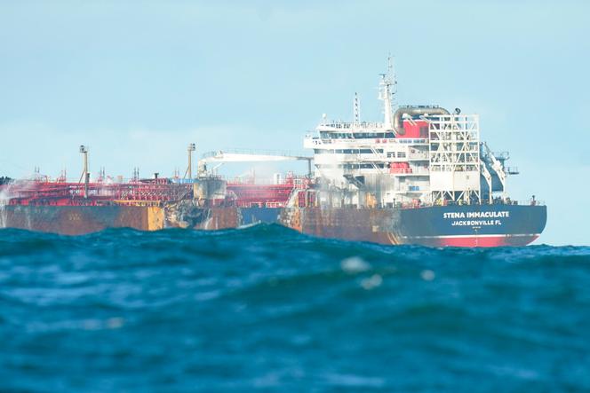Le pétrolier « Stena-Immaculate » en mer du Nord, au large de la côte orientale de l’Angleterre, après avoir été heurté par le porte-conteneurs « Solong », le 12 mars 2025.