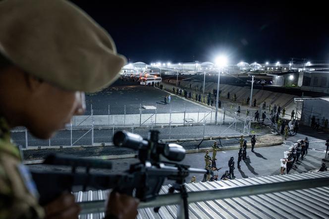 Des policiers salvadoriens escortent des Vénézuéliens suspectés d’être membres du gang Tren de Aragua et récemment déportés par le gouvernement américain, à Tecoluca (Salvador), le 16 mars 2025.