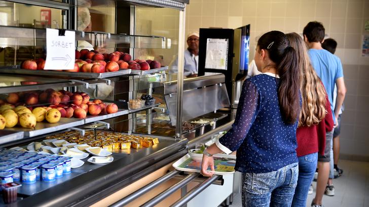 Face à l’inflation, certaines collectivités ont décidé de ne pas répercuter l’augmentation des prix des denrées sur la facture des familles à la cantine (Image d’illustration : à Saint-Lys, près de Toulouse, en septembre 2017).