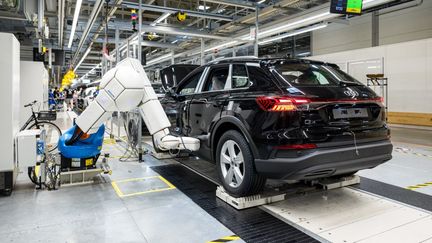 Une voiture électrique de la marque Audi dans une usine Volkswagen à Zwickau, en Allemagne, en août 2024. (JENS SCHLUETER / AFP)