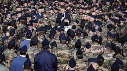 Le président de la République, Emmanuel Macron, prononce un discours devant la base aérienne 116 Luxeuil-Saint-Sauveur, en Haute-Saône, le 18 mars 2025. (LUDOVIC MARIN / AFP)