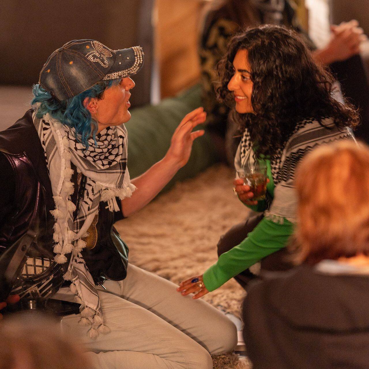 Bambí Benko et un visiteur. Photo Thomas Teun Meijer