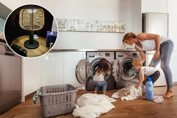 Maman et ses enfants faisant la lessive ensemble