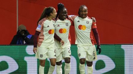 Melchie Dumonay célèbre le deuxième but de son équipe avec l'attaquante Tabitha Chawinga et la défenseuse Selma Bacha