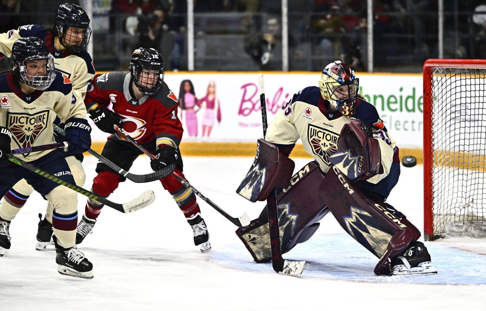 La gardienne Ann-Renée Desbiens, de la Victoire de Montréal, a été blessée en deuxième période du match contre le Fleet de Boston du mardi 18 mars 2025.