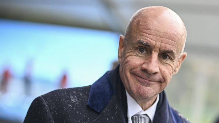 Johan Eliasch, président de la Fédération internationale de ski, arrive à la 144e session du CIO, en Grèce, le 18 mars 2025. (FABRICE COFFRINI / AFP)
