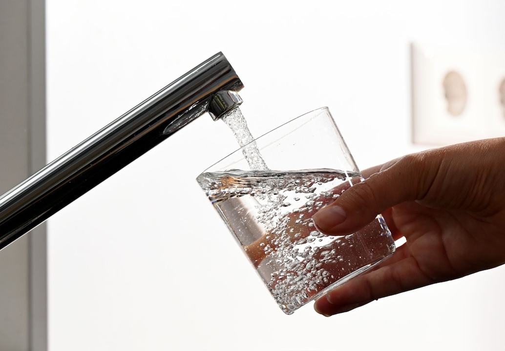Verre d'eau sous un robinet