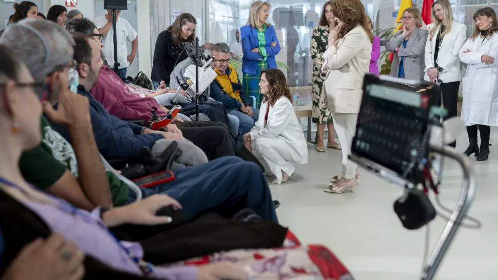 La presidenta de la Comunidad de Madrid Isabel Díaz Ayuso et la consejera de Sanidad Fátima Matute lors de leur visite au centre spécialisé.