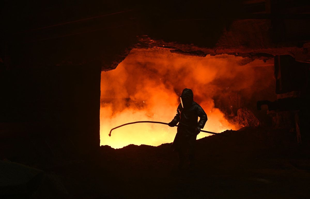 Un travailleur de l'acier au haut fourneau Schwelgern dans l'usine Thyssenkrupp Steel Europe AG à Duisburg, Allemagne, le 10 décembre 2024.