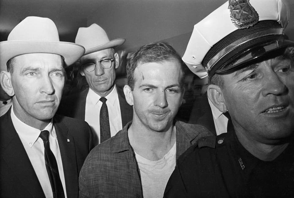 Lee Harvey Oswald mené par des policiers