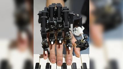 Exosquelette robotique fixé aux doigts de la main droite. (Shinichi Furuya)