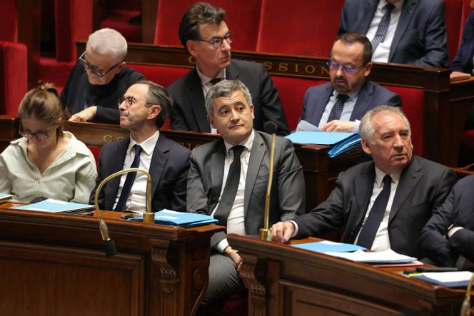 Bruno Retailleau, ministre de l’intérieur, Gérald Darmanin, ministre de la justice, et François Bayrou, premier ministre, à l’Assemblée nationale, à Paris, le 18 mars 2025.