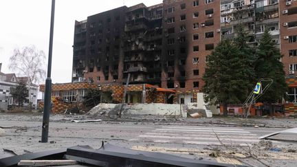 Un immeuble abîmé par des frappes russes à Pokrovsk, le 16 mars 2025. (YEVHEN TITOV / NURPHOTO / AFP)