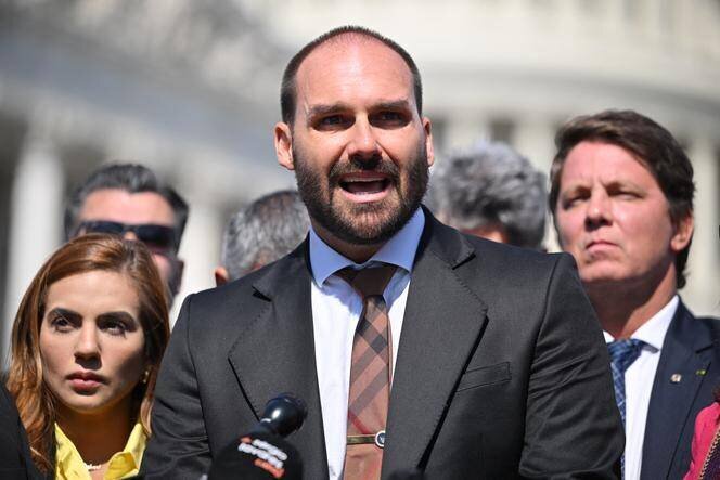 Eduardo Bolsonaro, député de Sao Paulo et fils de l’ancien président du Brésil Jair Bolsonaro, lors d’une conférence de presse, devant le Capitole à Washington, le 12 mars 2024.