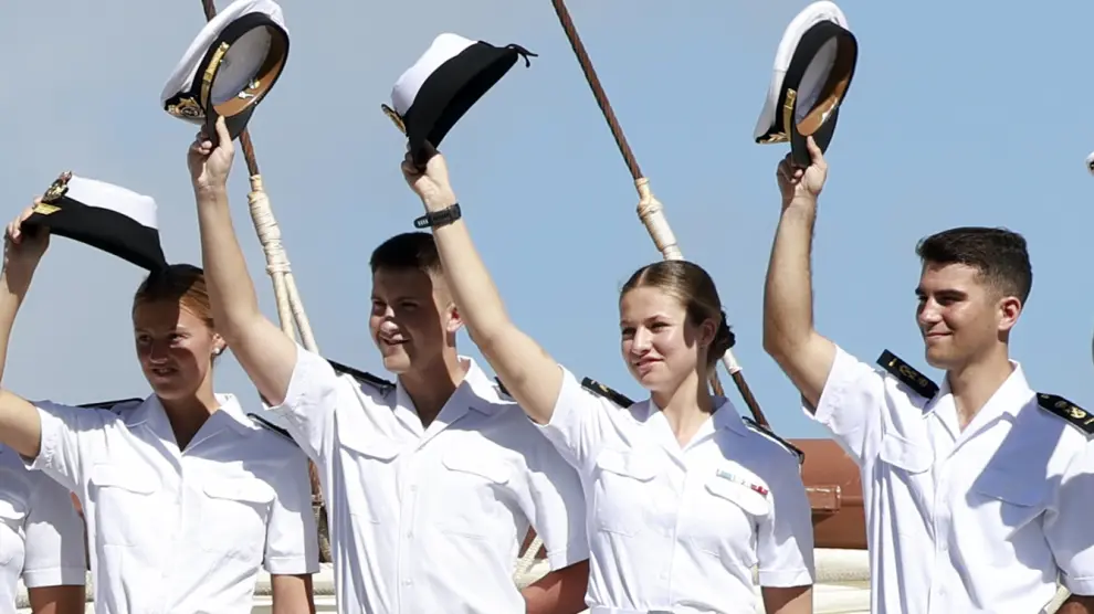 La princesse Leonor et les gardiens de la marine sur le navire Juan Sebastián Elcano