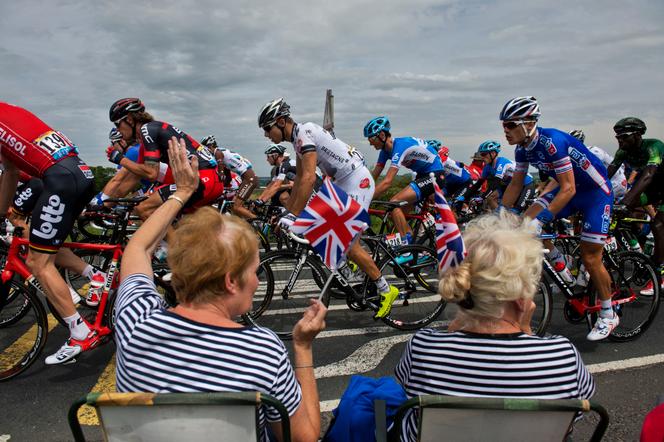 Le peloton du Tour de France, lors d’une étape entre York et Sheffield (Royaume-Uni), le 6 juillet 2014.