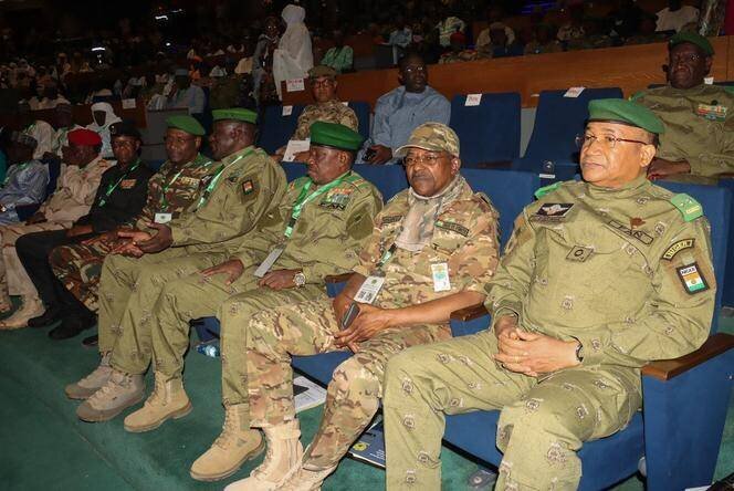 Des soldats nigériens participent à la conférence nationale de Niamey, le 15 février 2025.